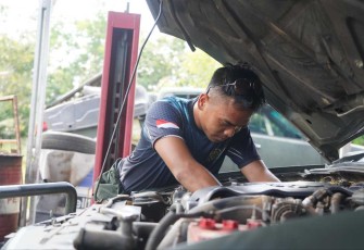Personel Denpal XII/1 Sintang rawat kendaraan dinas, Kamis (21/11)