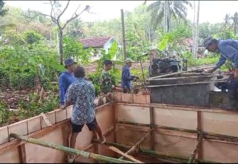 Pembuatan dinding cor di wilayah desa binaan 