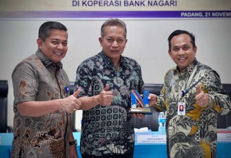 Wamenkop Ferry Juliantono saat foto bersama di KSUKB Bank Nagari, Sumatera Barat, Kamis (21/11)