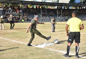 Pangdam XVIII Kasuari Mayjen TNI Haryanto saat kick off turnamen sepakbola, Jum'at (22/11)