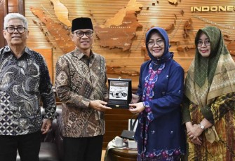 Mendes PDT Yandri Susanto memberikan cenderamata peneliti ahli utama BRIN Siti Zuhro, di Jakarta 