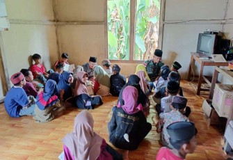 Guru mengaji anak-anak perbatasan 
