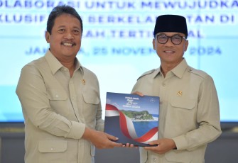 Menteri KKP Sakti Wahyu Trenggono memberikan cenderamata Mendes PDT Yandri Susanto di Jakarta, Senin (25/11)