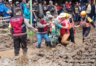 Evakuasi korban tanah longsor di Kabupaten Karo, Sumatera Utara, Senin (25/11)