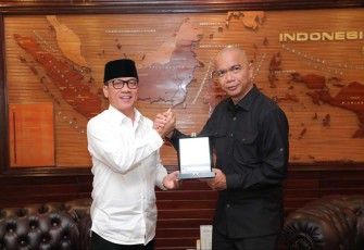 Mendes PDT Yandri Susanto memberikan cenderamata JAM Intel Kejagung di Jakarta, Kamis (28/11)