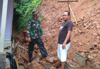 Evakuasi material longsor warga binaan 