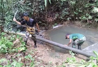 Perbaikan pipa air bersih di perbatasan 
