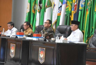 Mendes PDT Yandri Susanto saat rapat lintas kementerian di kantor Kemendagri, Jakarta, Selasa (3/12)