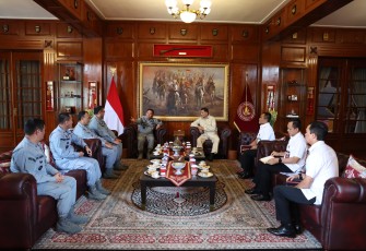 Kepala Bakamla RI, Laksamana Madya TNI Dr. Irvansyah, S.H., M.Tr.Ospla., saat melaksanakan kunjungan kehormatan (courtesy call) kepada Menteri Pertahanan RI, Sjafrie Sjamsoeddin, di Kantor Kementerian Pertahanan, Jakarta, Kamis (5/12/2024).