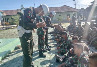Pemeriksaan HP Prajurit Kodim 1416/Muna, Kamis (5/12)