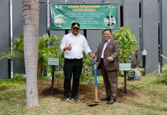 Pj Gubernur Aceh Safrizal bersama Encik Hamzah bin Ishak usai tamam pohon di Museum Tsunami, Kamis (5/12)