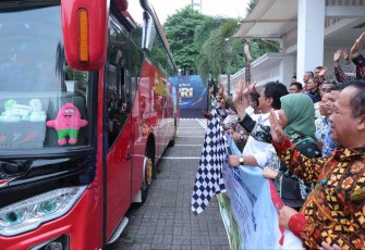 Wamentrans Viva saat melepas transmigran di Surabaya, Kamis (5/12)