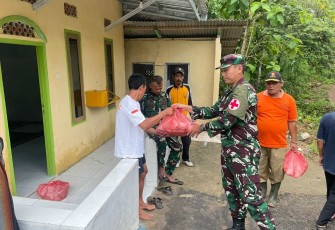 Pemberian bantuan korban terdampak banjir di Sukabumi 