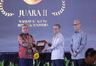 Kabiro Perencanaan MA Sahwan SH MH saat menerima penghargaan di Jakarta 