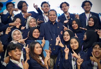 Wamenkop Ferry Juliantono foto bersama usai dikukuhkan menjabat Ketum IKA Unpad di Bandung, Sabtu (7/12)