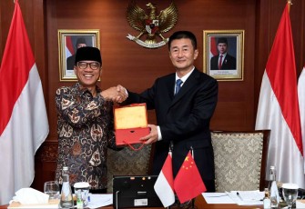 Mendes PDT Yandri Susanto menerima cenderamata Delegasi Parlemen Tiongkok yang dipimpin Anggota Komite Tetap Parlemen Tiongkok yang juga Wakil Ketua Komisi Pertanian dan Urusan Pedesaan Kongres Rakyat Nasional Tiongkok Fan Xiaojun di Kantor Kemendes PDT, Jakarta, Senin (9/12/2024)