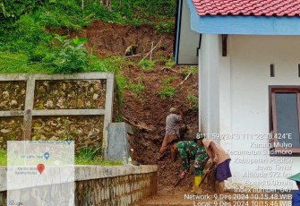 Pembersihan material longsor di wilayah desa binaan 