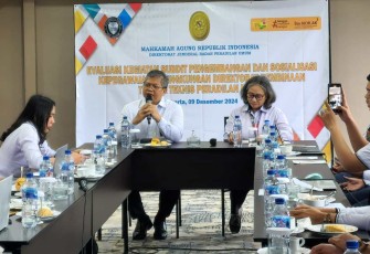 Direktur Pengembangan Teknis Peradilan Umum, Hasanudin SH MH saat memaparkan evaluasi kegiatan, Senin (9/12)