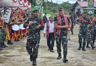 Dansatgas Yonzipur 5/ABW Letkol Czi Shobirin Setio Utomo menyambut kedatangan Pangdam V Brawijaya Mayjen TNI Rudi Saladin di Makotis, Jum'at (13/12)