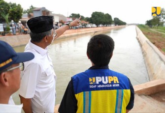 Menteri PU Dody Hanggodo saat meninjau rehabilitasi irigasi di Kabupaten Subang, Sabtu (14/12)