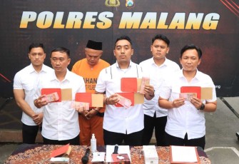 Kasatreskrim Polres Malang AKP Muchammad Nur saat konferensi pers, Senin (16/12)
