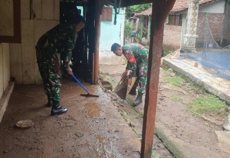 Bersihkan material luapan sungai di rumah warga binaan 