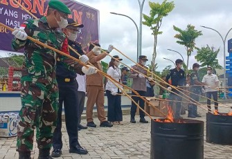 Dansatgas Yonzipur 5/ABW Letkol Czi Shobirin Setio Utomo saat pemusnahan barang bukti di halaman kantor Bea Cukai Badau, Senin (16/12)