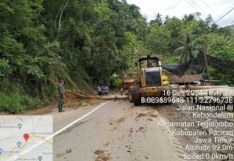 Pengamanan evakuasi material longsor di wilayah desa binaan 