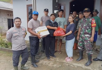 Bantu masyarakat terdampak tanah longsor di wilayah desa binaan 