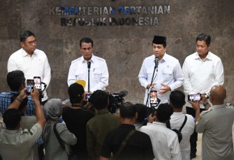 Wamentrans Viva Yoga saat memberikan keterangan pers di Kementan Jakarta, Senin (16/12)