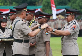 Kapolda Jatim Irjen Pol Imam Sugianto melantik Bintara Polri di SPN Mojokerto, Rabu (18/12)
