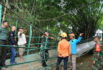 Dandim 0802/Ponorogo Letkol Inf Dwi Soerjono meninjau kondisi wilayah pasca banjir, Rabu (18/12)