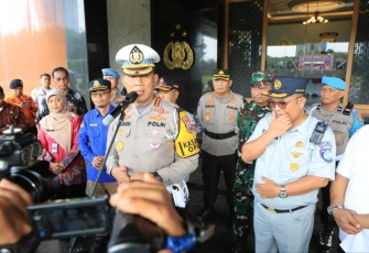 Dirlantas Polda Jatim Kombes Pol Komarudin saat memberikan keterangan pers di Surabaya, Jum'at (20/12)