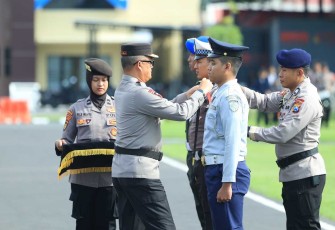 Kapolda Jatim Irjen Pol Imam Sugianto saat apel gelar pasukan operasi lilin Semeru 2024, Jum'at (20/12)