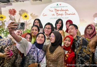 Menkeu Sri Mulyani saat foto bersama di perayaan hari ibu di Jakarta 