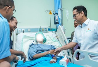Menkes Budi Gunadi Sadikin mengunjungi pasien pasca operasi jantung terbuka di RSUP dr Ben Mboi Kupang, Sabtu (21/12)