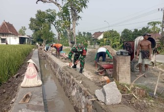 Kerja bakti pembuatan tanggul di wilayah desa binaan 
