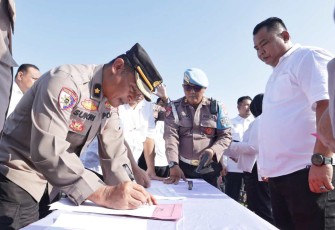 Pengecekan senpi dan amunisi anggota di mapolda Jatim, Surabaya, Senin (23/12)