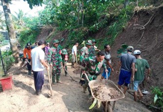 Evakuasi material longsor di wilayah desa binaan 