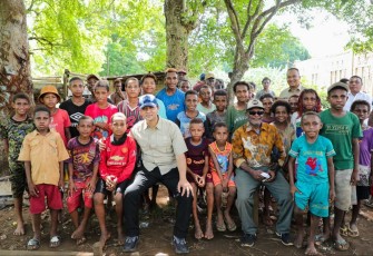 Mentrans M Iftitah bersama transmigran di Salor, Merauke, Senin (23/12) 