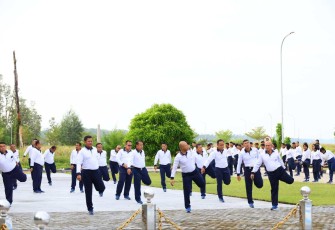 Pangkoarmada III Laksda TNI Hersan olahraga bersama prajurit dan ASN, Selasa (24/12)