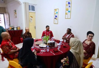 Pangkoarmada III Laksda TNI Hersan mengunjungi kediaman pejabat merayakan natal, Rabu (25/12)