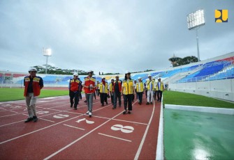 Wamen PU Diana Kusumastuti meninjau renovasi stadion Kanjuruhan Malang, Sabtu (28/12)
