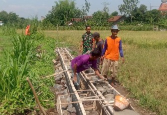 Pembuatan saluran air di wilayah desa binaan 