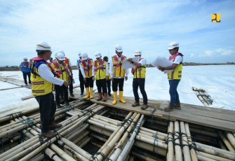 Menteri PU Dody Hanggodo saat meninjau pembangunan tol Semarang -Demak, Selasa (31/12)