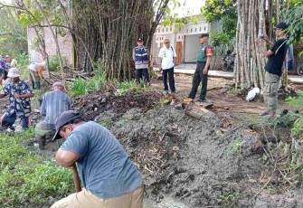 Babinsa monitoring kegiatan pembersihan saluran