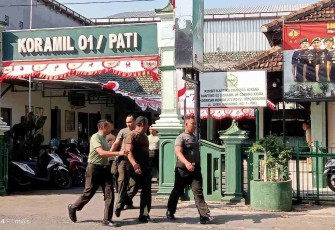 Anggota Koramil 0718-01/ Pati jalan santai dalam pembinaan fisik