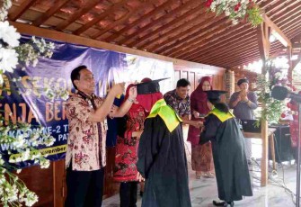 Acara wisuda angkatan ke II Sekolah Lansia Senja Berseri