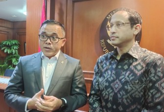 MenPAN-RB Abdullah Azwar Anas bersama Mendikbudristek Nadiem Makarim di Jakarta, Senin (1/4)