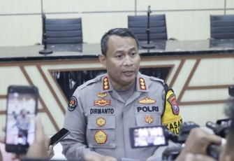 Kabid Humas Polda Jatim Kombes Dirmanto saat memberikan keterangan pers 